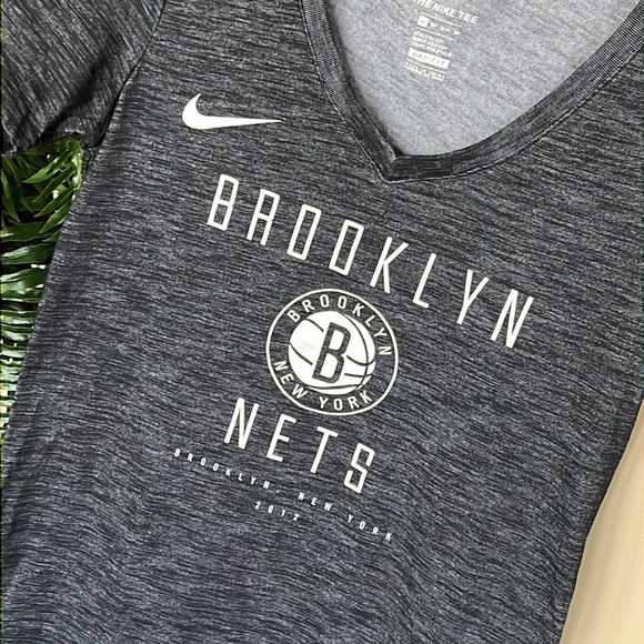 NWOT Nike Dri-Fit V-Neck Gray Athletic Cut NBA Brooklyn Nets Short Sleeve Shirt - Picture 3 of 13